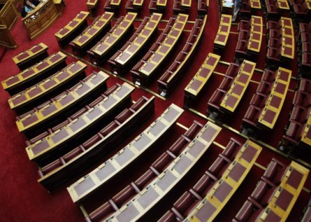 «Πινόκιο είσαι εδώ;» – Πώς δικαιολόγησε ο αντιπρόεδρος της Βουλής τα άδεια έδρανα