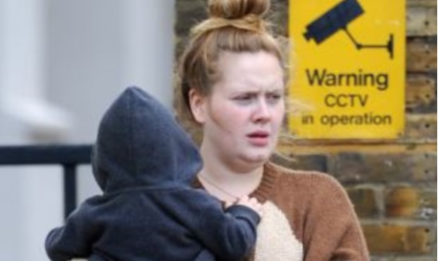 Adele: Αγνώριστη και με ατημέλητο λουκ κάνει βόλτα με τον γιο της!