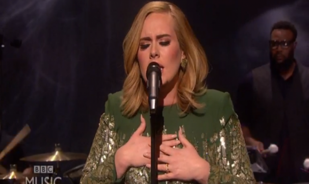 Adele: Η πρώτη, συγκλονιστική live εκτέλεση του “Hello”