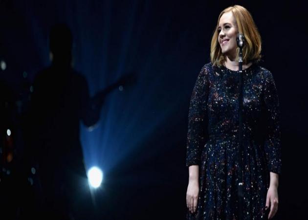 O οίκος Burberry ντύνει την Adele για την περιοδεία της