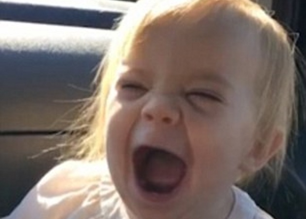 Κοριτσάκι 2 ετών “αντιγράφει” εκπληκτικά την ερμηνεία της Adele