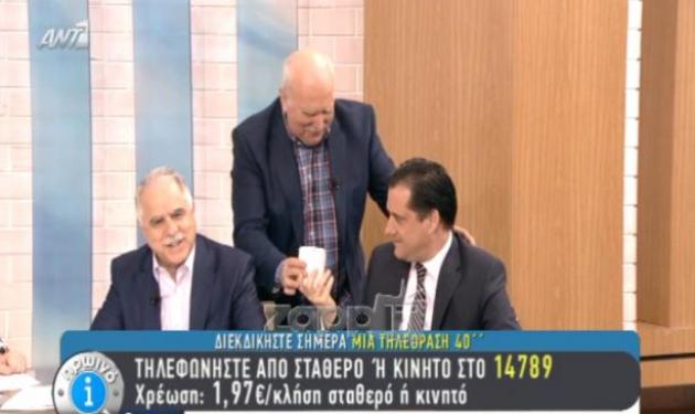 Γιατί ο Γιώργος Παπαδάκης έδωσε χαρτί υγείας στον Άδωνι Γεωργιάδη στον αέρα της εκπομπής;