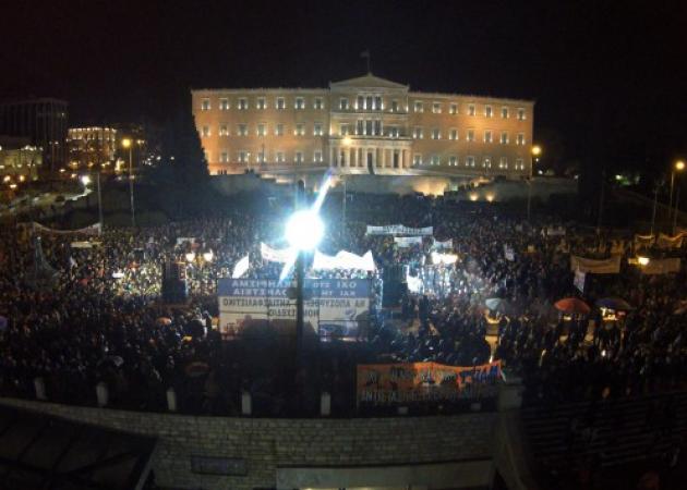 Αγρότες στην Αθήνα: Δεν καταλαβαίνουν από βροχή! “Βουλιάζει” το Σύνταγμα από τρακτέρ!