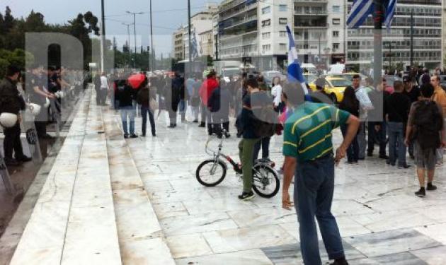 Οι “Αγανακτισμένοι” στο Σύνταγμα με σύνθημα: “Πάρτε το μνημόνιο και φύγετε από εδώ”