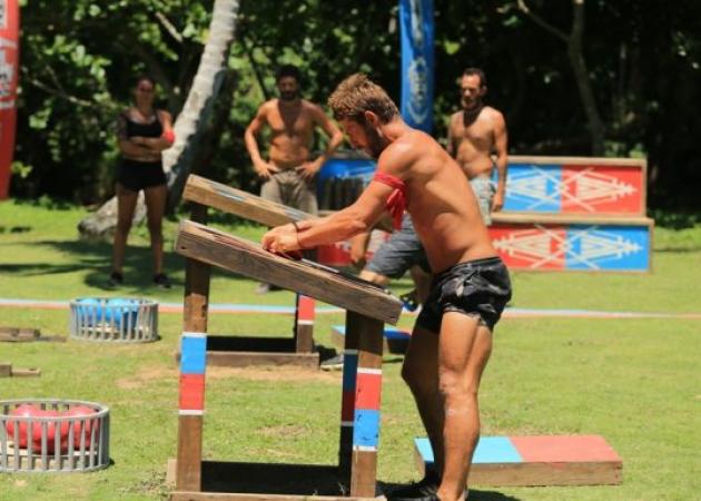 Survivor: Γιατί έβαλαν τον Αγγελόπουλο να παίξει εναντίον όλων των Μαχητών;