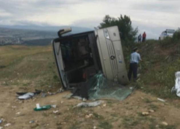 Σέρρες: Ανατροπή λεωφορείου με τραυματισμένους μαθητές και γονείς – Οι πρώτες εικόνες από τα Αγγίστα