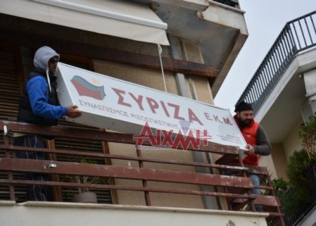 Αγρότες κατέβασαν την ταμπέλα από τα γραφεία του ΣΥΡΙΖΑ στο Μεσολόγγι