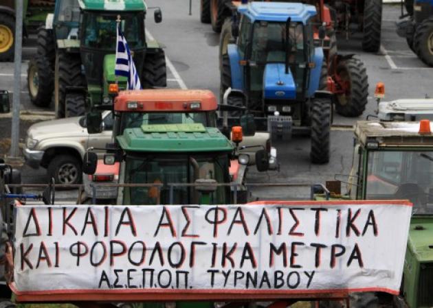Αγρότες: Έκοψαν την Ελλάδα σε… αγροτεμάχια – Μπλόκο και στον υπουργό που αναγκάστηκε να επιστρέψει Αθήνα