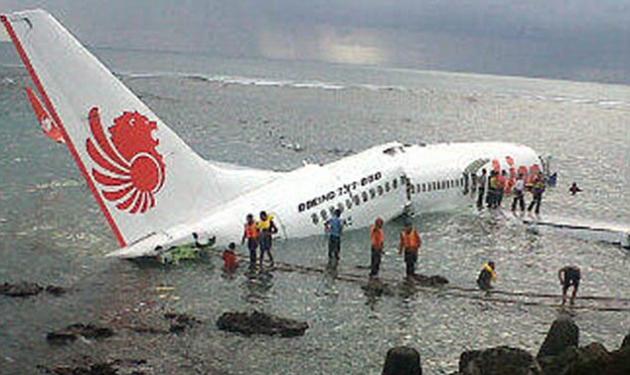 Αεροπλάνο με 130 άτομα έπεσε στη θάλασσα! Δες φωτογραφίες