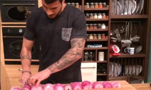 Εντυπωσιακό video! Ο Άκης Πετρετζίκης κόβει 10 κρεμμύδια σε 14 δευτερόλεπτα!