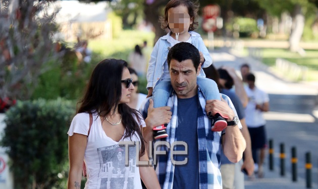 Άκης Ζήκος: Βόλτα στη Γλυφάδα με τη σύζυγο και την κόρη του!