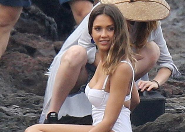 Jessica Alba: Ανάβει “φωτιές” στη Χαβάη με το λευκό μαγιό της!