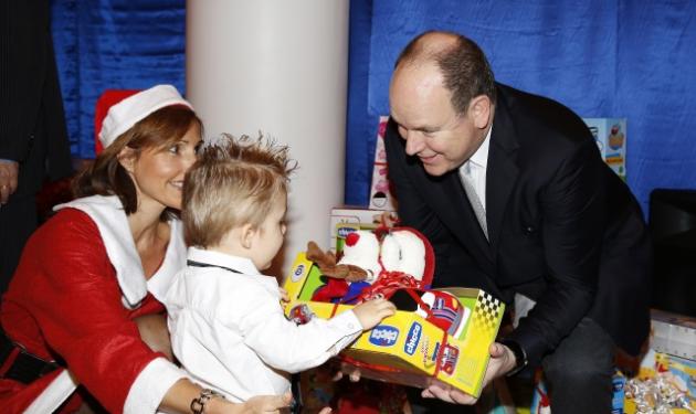 Πρίγκιπας Αλβέρτος: Μοίρασε δώρα στα παιδιά, λίγο μετά τη γέννηση των διδύμων!