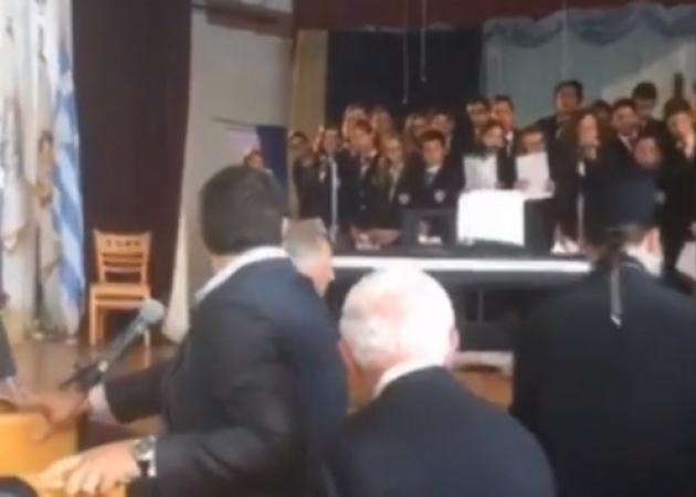 Λιποθύμησε μαθήτρια σε ομιλία του Αλέξη Τσίπρα στην Αστόρια! Αναστατωμένος ο πρωθυπουργός
