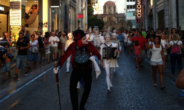 Οι καλλιτέχνες του Cirque du Soleil σκόρπισαν την  Alegria στο κέντρο της Αθήνας! Φωτογραφίες