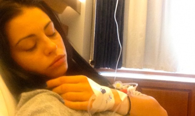 Η Δ. Αλεξανδράκη μέσα από το νοσοκομείο στο TLIFE: “Ένιωθα σαν να είχα μαχαίρια στη μέση μου”