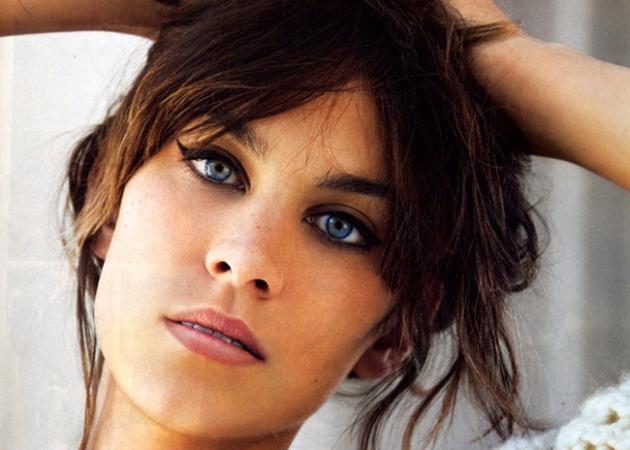 Η Alexa Chung κάνει το τέλειο γατίσιο βλέμμα! Και μόλις μάθαμε με ποια προϊόντα!