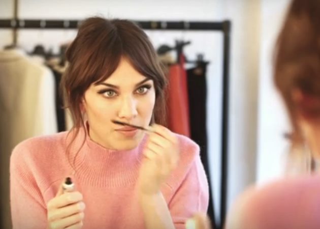 Η Alexa Chung μας δείχνει σε βίντεο πώς κάνει γατίσια μάτια! Ή… κάπως έτσι!