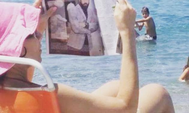 Έλληνας παρουσιαστής τσάκωσε μια κυρία να τον… διαβάζει στην παραλία! Φωτό