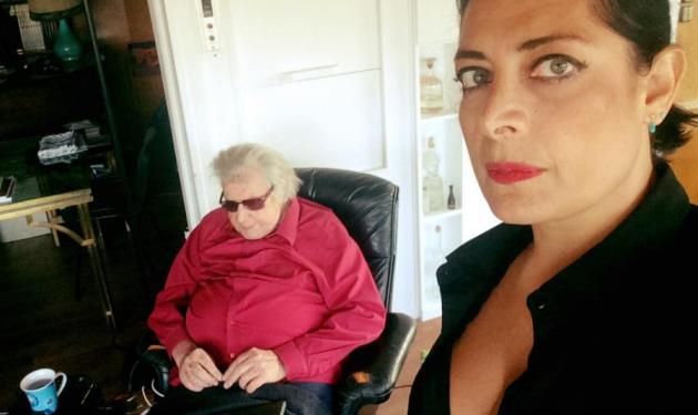Aλέξια: Η συνάντησή της με τον Μίκη Θεοδωράκη και η selfie που κάνει το γύρο του internet