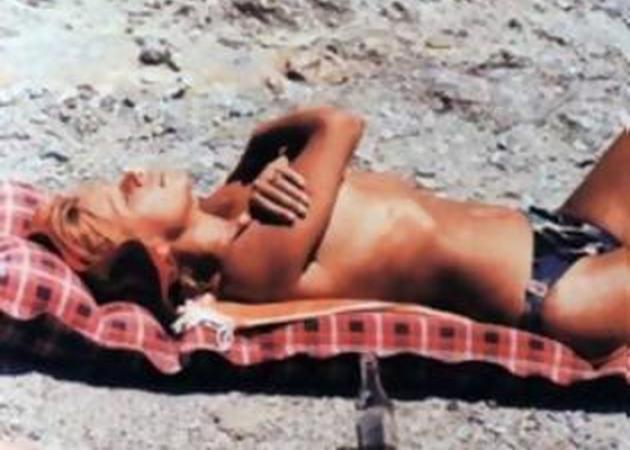 H Αλίκη Βουγιουκλάκη topless στην παραλία! Σπάνιες φωτογραφίες