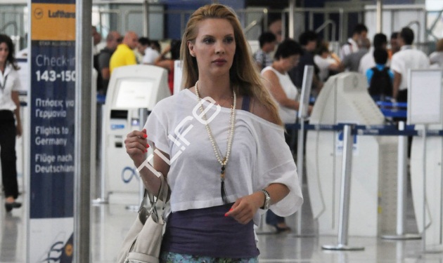 Χ. Αλούπη: Οικογενειακές διακοπές στη Χαλκιδική! Το TLIFE την συνάντησε στο αεροδρόμιο