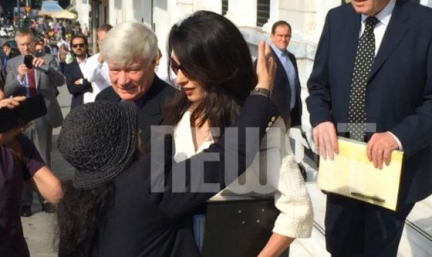 Amal Alamuddin: Η “επίθεση” αγάπης από την Ελένη Λουκά, έξω από το ξενοδοχείο!