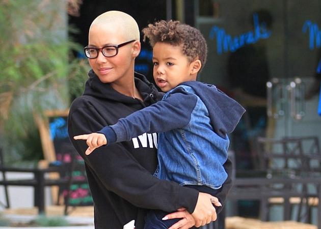 Η Amber Rose έκανε με τον γιο της πεντικιούρ! Τι λες;