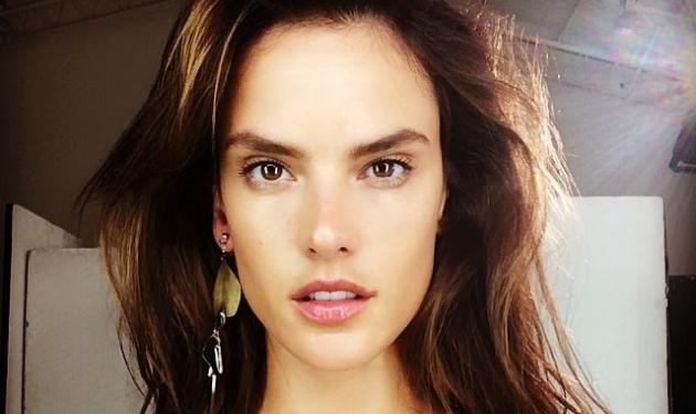 Alessandra Ambrosio: Δεν σταματά να ανεβάζει φωτογραφίες από τις παραλίες της Μυκόνου!