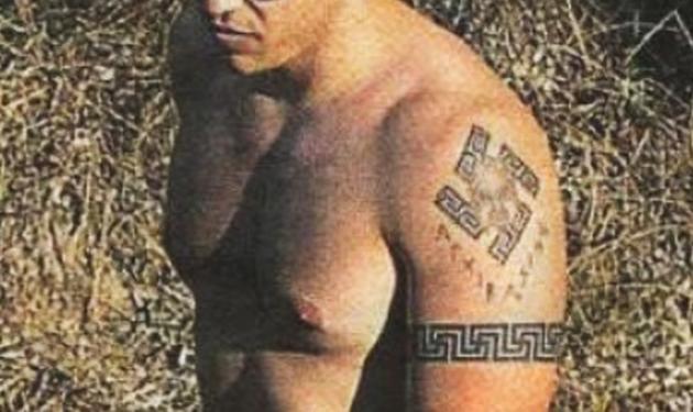 Ο Ηλίας Κασιδιάρης εξηγεί πως τα τατουάζ του, μοιάζουν με τα ευρήματα στον τάφο της Αμφίπολης