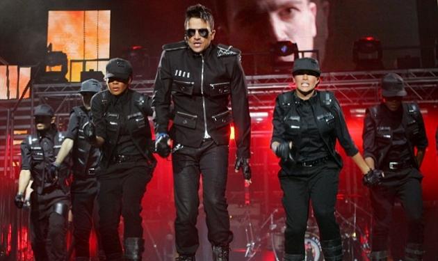 Ο Peter Andre επιστρέφει στη σκηνή ντυμένος…  Michael Jackson!