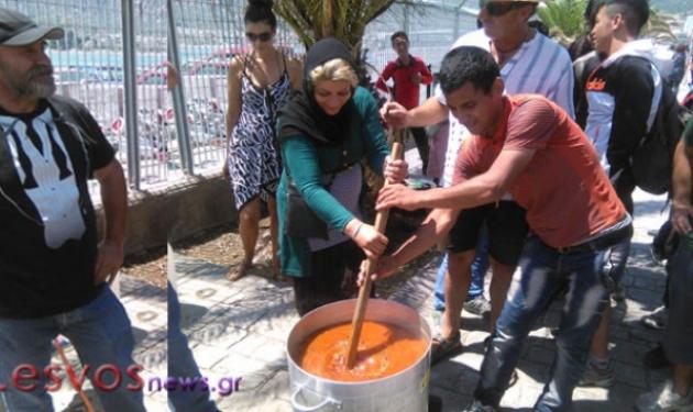 Άνεργος πήγε στη Λέσβο για να ταΐσει του μετανάστες!