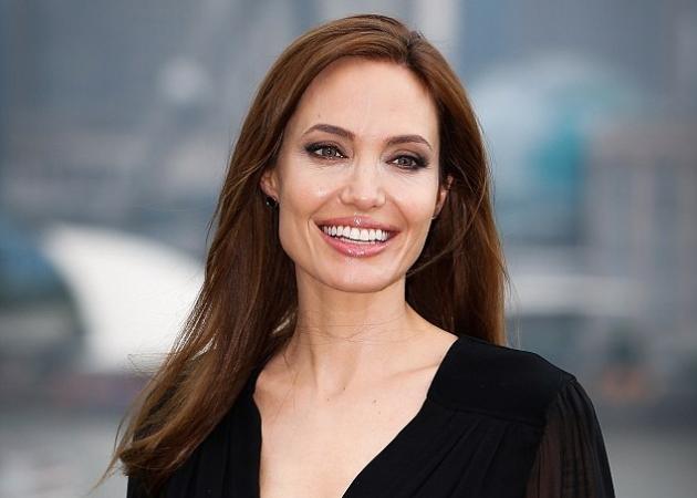 Η Angelina Jolie με custom-made Christian Louboutin γόβες για την προώθηση της ταινίας της στην Σανγκάη