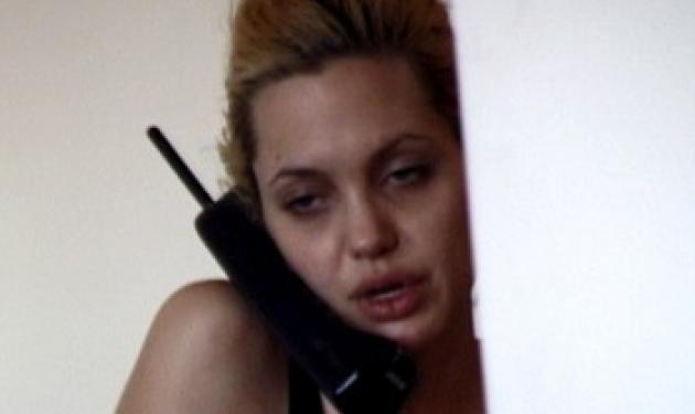 Η Angelina Jolie όπως δεν την έχεις ξαναδεί! Βρώμικη, με τα μπράτσα τρυπημένα από βελόνες και τα μάτια της κόκκινα σαν το αίμα