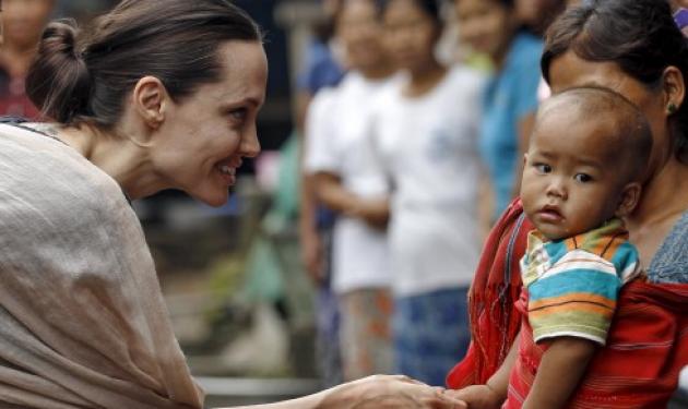 Angelina Jolie: Σοκάρουν οι φωτογραφίες της – Σχεδόν αποστεωμένη η ηθοποιός