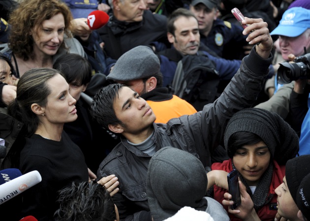 Ο πρόσφυγας που έβγαλε selfie με την Angelina Jolie