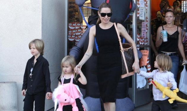 A. Jolie: Πώς γιόρτασε το Halloween με τα παιδιά της; Φωτογραφίες