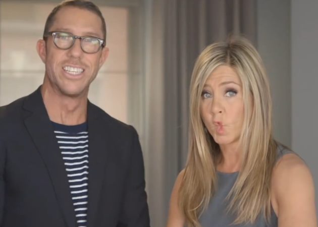 Backstage video: Η J. Aniston διαφημίζει λακ και ναι, δεν την έχεις ξαναδεί έτσι!