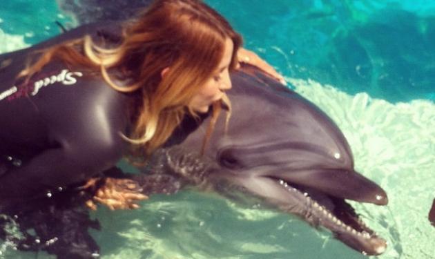 Γνωστή παρουσιάστρια κολυμπάει παρέα με τα δελφίνια! Βίντεο