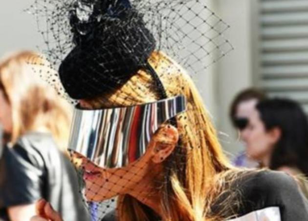 O φωτoγραφικός φακός απαθανάτισε την Anna dello Russo με γυαλιά Alexander McQueen!Θα τα φορούσες;Ψήφισε!
