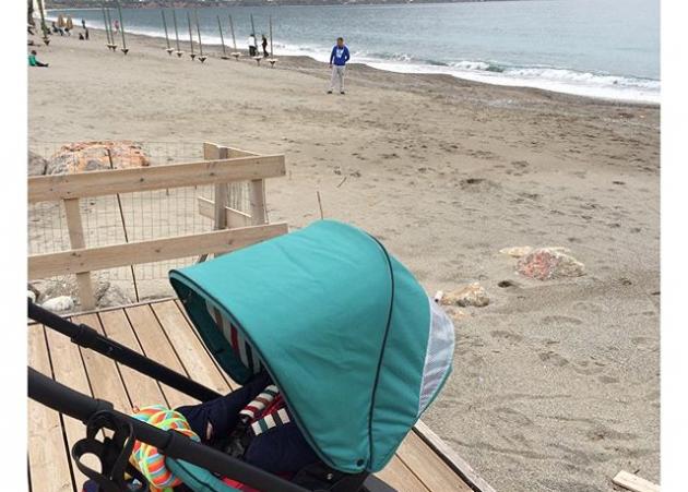 Ποια διάσημη μαμά κάνει βόλτες με το μωρό της σε παραλία της Καλαμάτας;