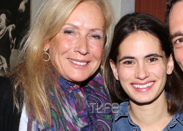 Άννα Νταλάρα: Απόλαυσε την κόρη της στην θεατρική της πρεμιέρα