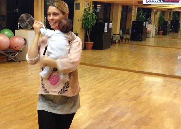 Η χορογράφος του Dancing with the stars χορεύει αγκαλιά με το μωρό της!