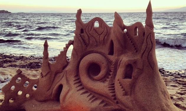 Ποια παρουσιάστρια έφτιαξε αυτό το εντυπωσιακό κάστρο στην άμμο, με τις κόρες της;
