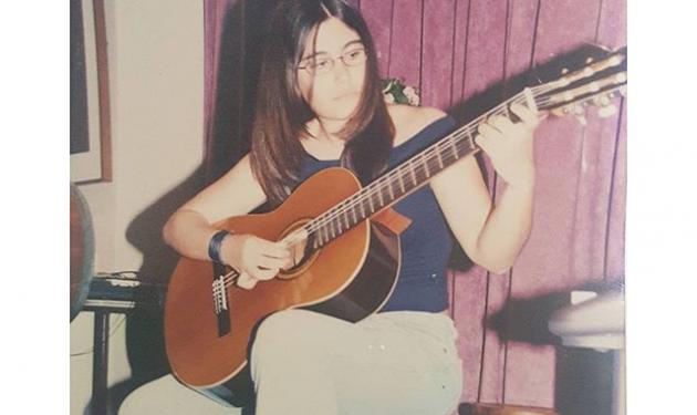 Aγνώριστη στα 15 της η Ελληνίδα τραγουδίστρια που είναι ίδια η μαμά της! Φωτογραφίες