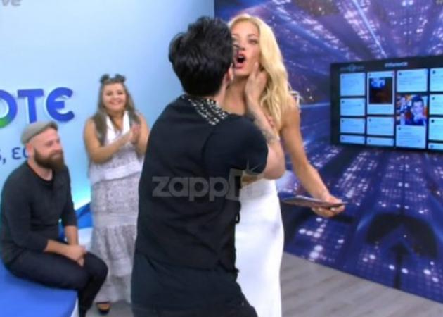 X Factor: Ο Ίαν Στρατής άρπαξε την Ευαγγελία Αραβανή να τη φιλήσει!