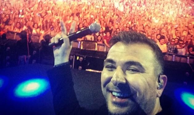 Αντώνης Ρέμος: Το “ευχαριστώ”, η selfie στη σκηνή και τα δεκάδες φωτάκια στις κερκίδες! Video
