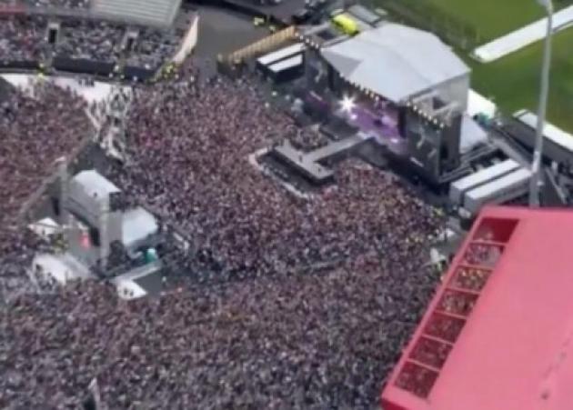 Μάντσεστερ: Συγκίνηση στην συναυλία της Αριάνα Γκράντε! Πλήθος κόσμου “νικάει” τον τρόμο [pics, vids]