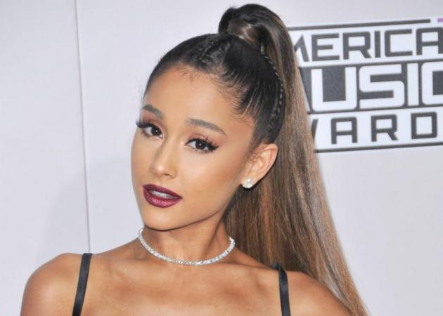 Φόρεσε πέρλες στα μαλλιά σου όπως η Ariana Grande γιατί είναι… soooo cool!