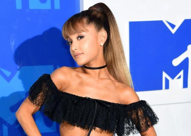 Ariana Grande: το χτένισμα που την έκανε διάσημη και το… παράδοξο προϊόν που φοράει παντού!